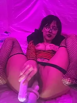 YourDevilGirl  online show from 04/12/26, 08:45