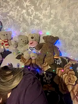 hotsteacher online show from 12/16/25, 01:10