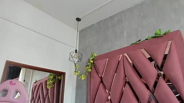 viollettaa  online show from 04/13/26, 06:45