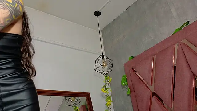 viollettaa  online show from 12/05/25, 07:01