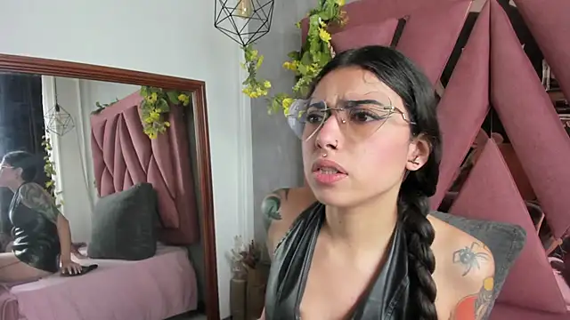 viollettaa  online show from 04/05/26, 05:08