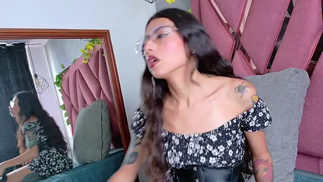 viollettaa  online show from 12/21/25, 08:09