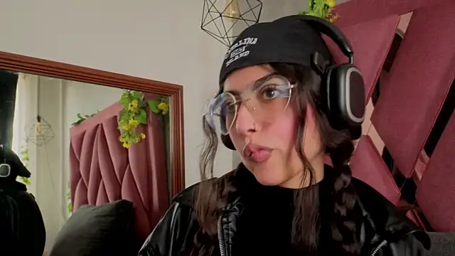 viollettaa  online show from 04/14/26, 07:08