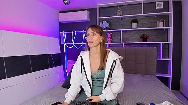 ChristyBrook online show from 11/30/25, 08:09