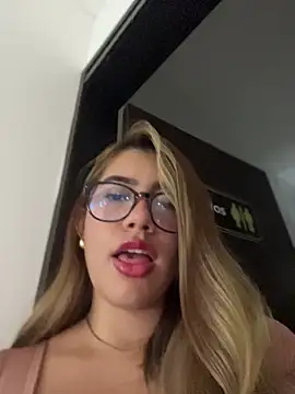 Snapshot of sara_calderon chatting on 11/05/25, 01:25 sara calderon online show from 11/05/25, 01:25