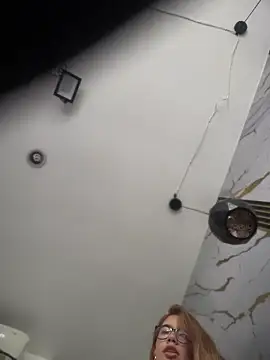 Snapshot of sara_calderon chatting on 11/22/25, 01:32 sara calderon online show from 11/22/25, 01:32