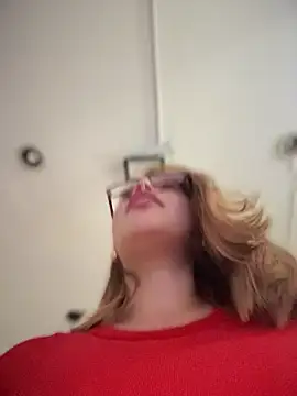 Snapshot of sara_calderon chatting on 11/21/25, 01:32 sara calderon online show from 11/21/25, 01:32