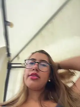 Snapshot of sara_calderon chatting on 10/26/25, 01:22 sara calderon online show from 10/26/25, 01:22