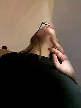 Snapshot of sara_calderon chatting on 10/08/25, 01:23 sara calderon online show from 10/08/25, 01:23