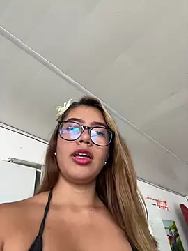 Snapshot of sara_calderon chatting on 11/11/25, 01:28 sara calderon online show from 11/11/25, 01:28