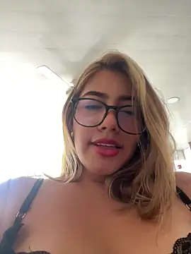 Snapshot of sara_calderon chatting on 10/11/25, 01:23 sara calderon online show from 10/11/25, 01:23