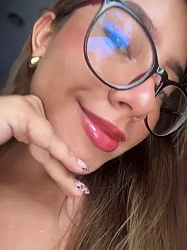 Snapshot of sara_calderon chatting on 10/21/25, 01:32 sara calderon online show from 10/21/25, 01:32