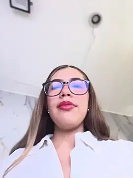 Snapshot of sara_calderon chatting on 10/25/25, 01:23 sara calderon online show from 10/25/25, 01:23