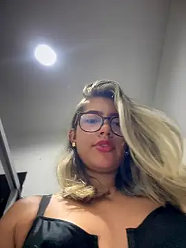 Snapshot of sara_calderon chatting on 09/13/25, 01:22 sara calderon online show from 09/13/25, 01:22