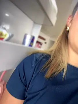 Snapshot of sara_calderon chatting on 10/29/25, 01:21 sara calderon online show from 10/29/25, 01:21