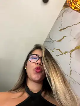 Snapshot of sara_calderon chatting on 09/09/25, 01:20 sara calderon online show from 09/09/25, 01:20