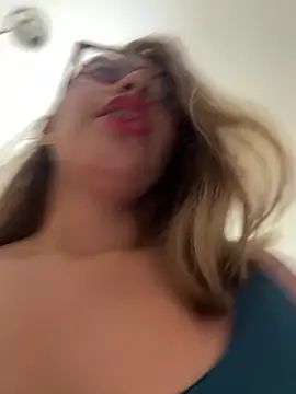 Snapshot of sara_calderon chatting on 09/17/25, 01:24 sara calderon online show from 09/17/25, 01:24