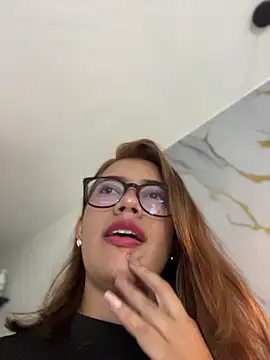 Snapshot of sara_calderon chatting on 11/14/25, 01:26 sara calderon online show from 11/14/25, 01:26