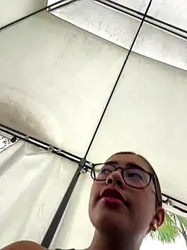 Snapshot of sara_calderon chatting on 10/22/25, 01:21 sara calderon online show from 10/22/25, 01:21