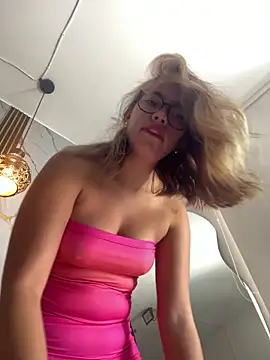 Snapshot of sara_calderon chatting on 09/26/25, 01:18 sara calderon online show from 09/26/25, 01:18