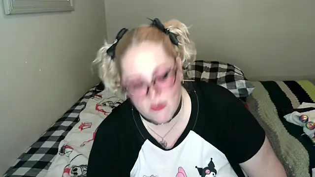 Snapshot of Kinky_Witch chatting on 04/18/26, 04:37 Kinky Witch online show from 04/18/26, 04:37