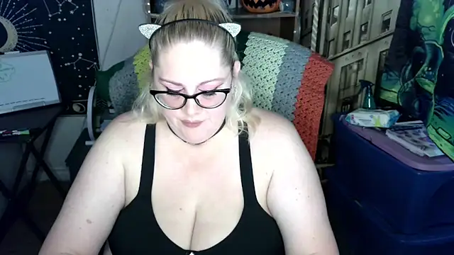 Snapshot of Kinky_Witch chatting on 05/19/26, 04:25 Kinky Witch online show from 05/19/26, 04:25