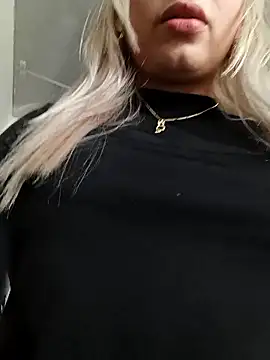 Snapshot of Belinda-Naughty chatting on 10/18/25, 01:24 Belinda-Naughty online show from 10/18/25, 01:24