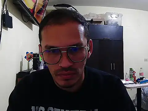 Snapshot of DOBLEWYOSK69G chatting on 10/10/25, 05:52 DOBLEWYOSK69G online show from 10/10/25, 05:52
