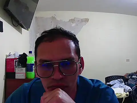 Snapshot of DOBLEWYOSK69G chatting on 10/22/25, 04:12 DOBLEWYOSK69G online show from 10/22/25, 04:12