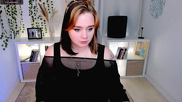 lunaalli online show from 10/16/25, 02:25