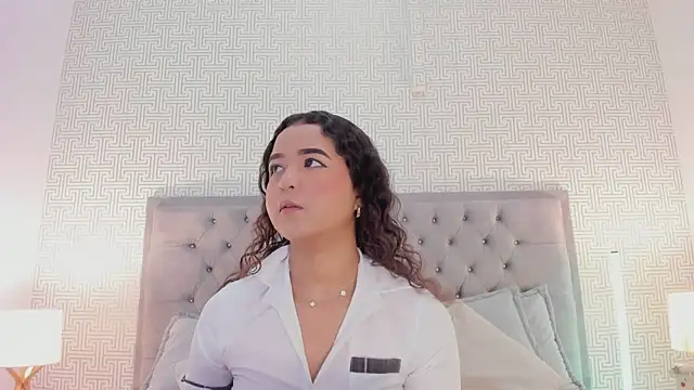 Evaa Lunna  online show from 03/18/26, 08:10