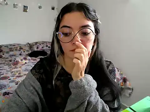 Snapshot of Came-II chatting on 11/18/25, 04:10 Came-II online show from 11/18/25, 04:10