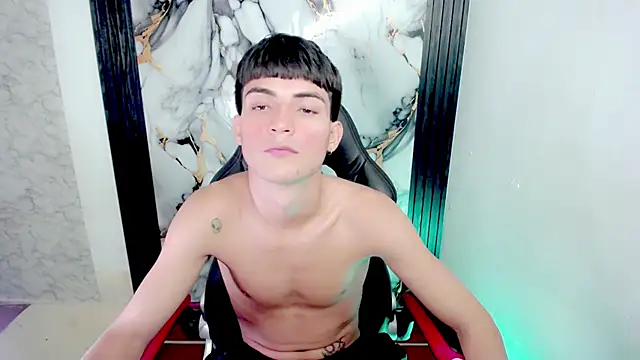 Thommy cute online show from 12/01/25, 04:46