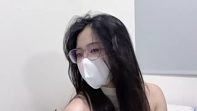 Snapshot of LHeart chatting on 11/17/25, 02:10 LHeart online show from 11/17/25, 02:10