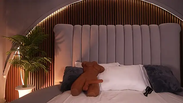 KatlynRous online show from 01/31/26, 07:45