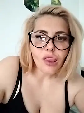LarisseBelle online show from 04/28/26, 04:00