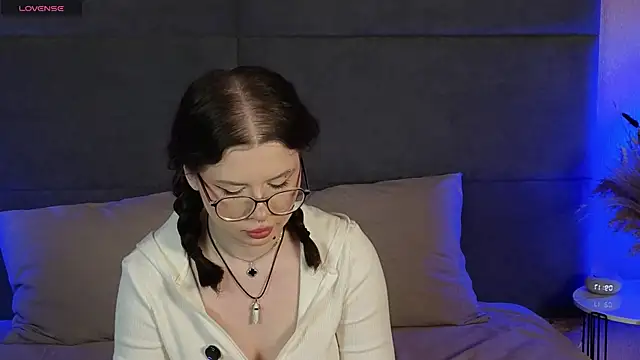 Snapshot of RianaRey chatting on 06/05/26, 06:18 RianaRey online show from 06/05/26, 06:18