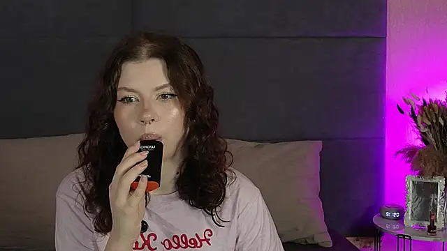 Snapshot of RianaRey chatting on 06/19/26, 06:19 RianaRey online show from 06/19/26, 06:19