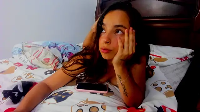 Snapshot of Emma_Valencia_001 chatting on 06/20/26, 03:44 Emma Valencia 001 online show from 06/20/26, 03:44
