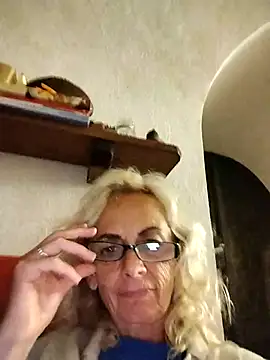 Snapshot of clarabell4 chatting on 10/10/25, 08:20 clarabell4 online show from 10/10/25, 08:20