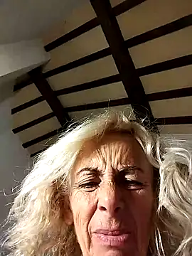 Snapshot of clarabell4 chatting on 10/02/25, 05:44 clarabell4 online show from 10/02/25, 05:44