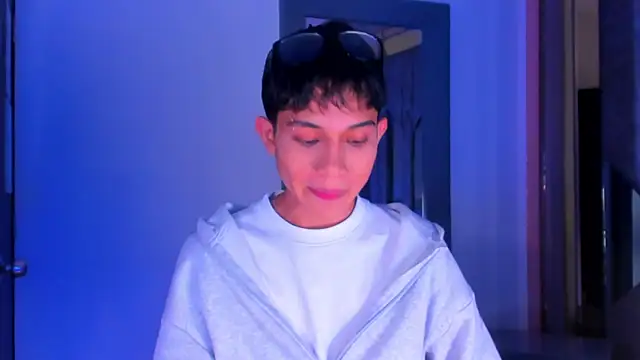 Snapshot of Sebax_Young chatting on 04/17/26, 04:37 Sebax Young online show from 04/17/26, 04:37