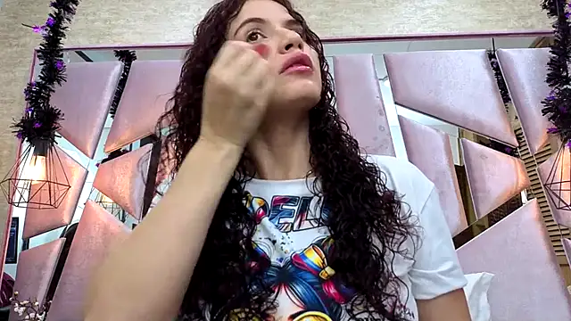 ThaliaCross online show from 11/18/25, 08:01