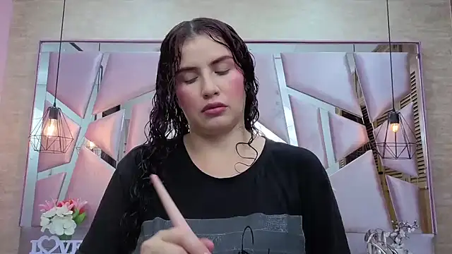 ThaliaCross online show from 04/30/26, 07:32