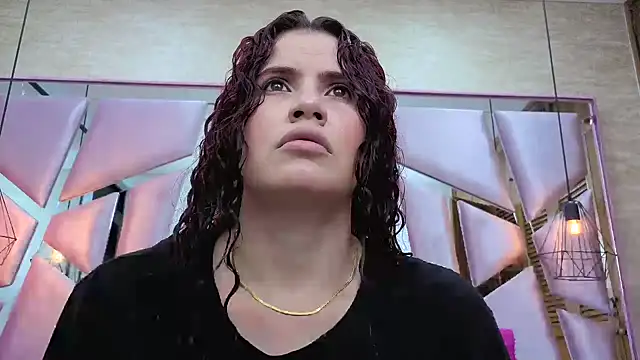 Snapshot of ThaliaCross chatting on 02/20/26, 08:00 ThaliaCross online show from 02/20/26, 08:00