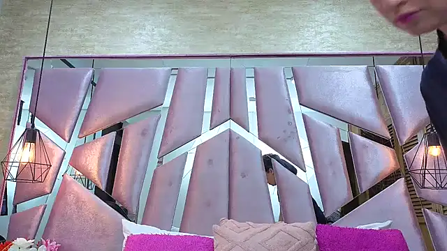 Snapshot of ThaliaCross chatting on 02/11/26, 07:36 ThaliaCross online show from 02/11/26, 07:36