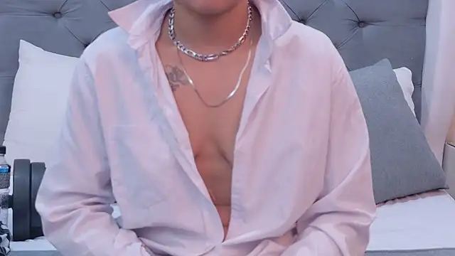 Snapshot of ZoeKrug chatting on 10/23/25, 07:29 ZoeKrug online show from 10/23/25, 07:29