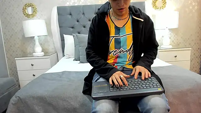 ZoeKrug online show from 10/10/25, 11:55