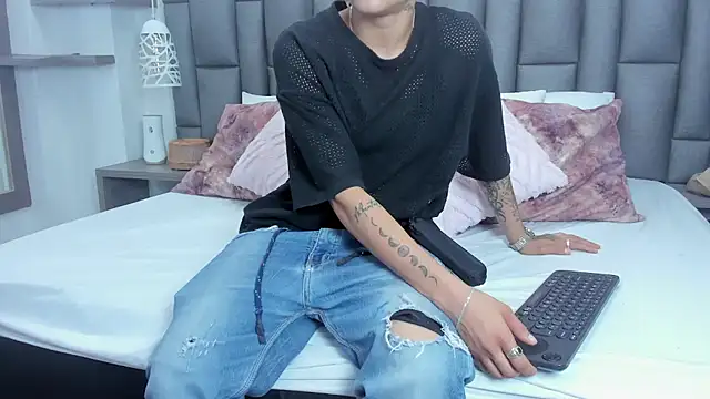 Snapshot of ZoeKrug chatting on 02/19/26, 12:13 ZoeKrug online show from 02/19/26, 12:13