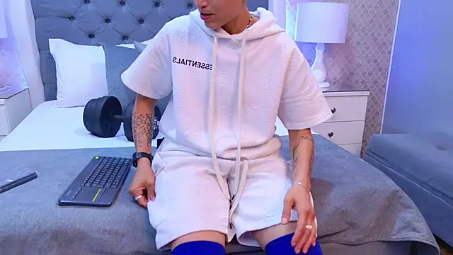 Snapshot of ZoeKrug chatting on 11/28/25, 07:58 ZoeKrug online show from 11/28/25, 07:58